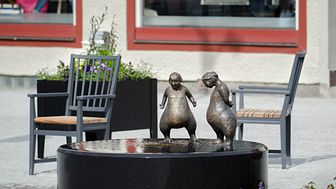 Z-torget i Leksand med May Lindholms"Nysting"-skulpturer
