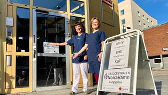 Eva-Karin Sundling, distriktssjuksköterska, och Åsa Eggers, barnsjuksköterska, hälsar välkomna till den nya mottagningsenheten.