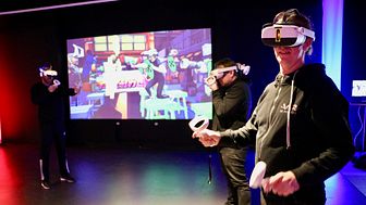 VR-studions delägare Patrick Brink testar den nya VR-upplevelsen i Kazooki Battle i de nya lokalerna på Väla.