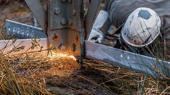 Die Bayernwerk Netz beginnt am 1. Juni mit den Vorbereitungen zur Erneuerung der Hochspannungsleitung zwischen Bergkirchen und dem Umspannwerk Maisach. Schmalere Stahlvollwandmasten ersetzten künftig die vorhandenen Gittermasten.