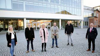 I samverkansgruppen ingår Högskolan Väst, Studentkåren vid Högskolan Väst, Trollhättans Stad, fastighetsägare Kraftstaden och det kommunala bostadsbolaget Eidar.