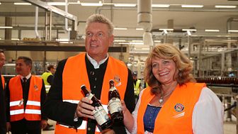 Der Münchner Oberbürgermeister Dieter Reiter und Alexandra Schörghuber mit den beiden ersten in München-Langwied abgefüllten Flaschen Paulaner Bier