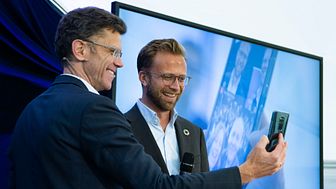 Digitaliseringsminister Nikolai Astrup og Petter-Børre Furberg, sjefen for Telenor Norge, gjennomførte historiens første 5G-samtale i Norge. Foto: Martin Fjellanger.
