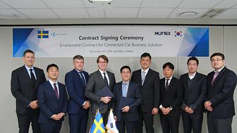 Contract signing between Motrex CEO Lee Hyung-hwan and Telenor Connexion CEO Mats Lundquist.