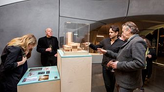 Robert Schmidtz, White Arkitekter, visar upp modellen av Skellefteås kommande kulturhus.