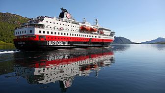Vår mest populära paketresa är den som kombinerar  den svenska vildmarken längs Inlandsbanan med en av världens vackraste kryssningsresor, Hurtigruten. 