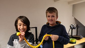 Maximilian (li.) und Johann mit einer Schlange aus dem 3D-Drucker