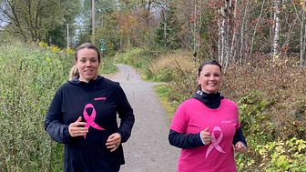 FINT DRIV: Økonomidirektør Dortea Gjervik(t.v.) og markedssjef Belinda Sandberg i Ramirent lader opp til årets Rosa sløyfe-løp mot kreft. Utleieselskapet er tungt inne og sponser årets løp.