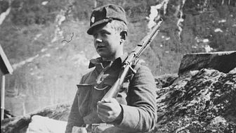 Mange soldater, motstandsfolk og fanger under andre verdenskrig var svært unge, særlig mot slutten av krigen. Her et bilde av en ung, våpenfør gutt fra NTBs krigsarkiv, Riksarkivet.