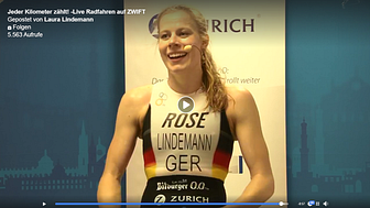 Laura Lindemann auf dem Zurich Spendenfahrrad.