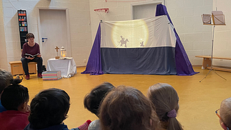 Mithilfe eines Schattentheaters erzählt Hephata-Pfarrerin Annette Hestermann den Kindern die Geschichte von Sankt Martin.