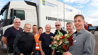 Rektor Bengt Bobeck med blommor tillsammans med stolta lärare på transportprogrammet. Foto: Curt-Robert Lindqvist.