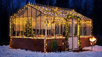 Hvem har sagt at julen starter i desember? Hos Rusta er det fritt frem for å gå løs på belysning, juletrær, dekorasjoner og tekstiler mye tidligere! Skap en jul fylt med magi.
