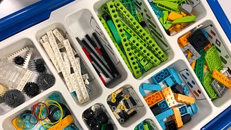 Eleverna får lära sig grunderna i programmering med hjälp av Lego Education i ett innovativt, utmanande  och lärorikt upplägg