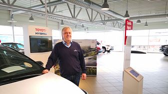 Toyotas hybridbiler er svært ettertraktede i markedet, sier Leif Forsland, bilselger hos Nordvik Toyota Harstad. Foto: Nordvik AS.