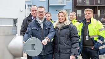 På bild syns från Sundbyberg Avfall & Vatten vd Jan Jogell (längst till vänster) och projektledare Fredrik Nilsson (längst till höger) samt från Wallenstams projektledning Johan Lenard, Daniel Kallur, Katarina Swedenborg och Niklas Rolfer.