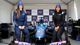 Två kvinnliga förare i Alpine F1-bilen i Riyadh