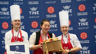 TIL TOPPS: Oscar Ludvik Sveen, Anna Nishimura og Lea Friis-Henriksen tok førsteplassen i TINE Matcup. Lea Friis-Henriksen ble også "Årets beste kokkeelev".