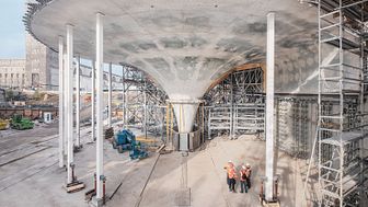 Seit Oktober 2018 steht die erste der insgesamt 28 Kelchstützen, die sich einmal als tragende Elemente zum Dach des neuen Tiefbahnhofs vereinen werden.   copyright: Achim Birnbaum / Ed. Züblin AG
