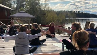 Träningsgrupp med yoga på bryggan, Thoresta Herrgård