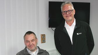 Reddelichs Bürgermeister Ulf Lübs (mit dem Deutsche Glasfaser Zukunftspokal in der Hand) mit Projektleiter Andreas Dankert.
