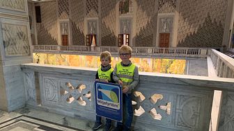 Elliot Nicolai Hansen Nickelsen og Magnus Svensen fra Den blå appelsin Kanvas-barnehage på Nordstrand i Oslo er stolte over at barnehagen deres har blitt et Miljøfyrtårn.