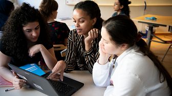 Stiftelsen Läxhjälpen och Riksbyggen i ny digital satsning för att få fler elever att nå gymnasiebehörighet