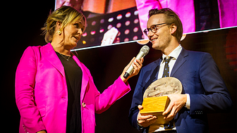 Oliver Lundgren, vd för Skolon, mottog under fredagskvällen priset för Årets unga entreprenör på Blekinges näringslivsgala Guldeken. Till vänster i bild, Kattis Ahlström, kvällens konferencier.