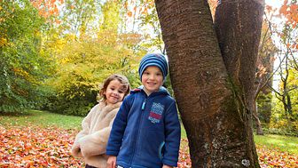 Kuschelwarm eingepackt, stehen auch im Herbst Draußen-Abenteuer bei Kindern hoch im Kurs.