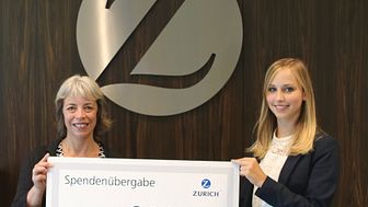 Tatiana Dedich, CEO Office Zurich Gruppe Deutschland (rechts) übergibt den Spendenscheck an Geschäftsführerin Jutta Oehmen vom Sozialdienst katholischer Frauen