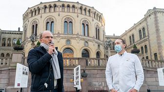 Torgeir Silseth holder appell foran Stortinget lørdag 18. desember. (Bildet kan kun benyttes i omtale av denne pressemeldingen. Foto: Terje Pedersen/NTB)