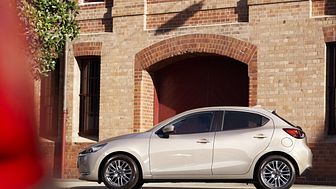 2022 års Mazda2 Cosmo i den nya färgen Platinum Quarts metallic