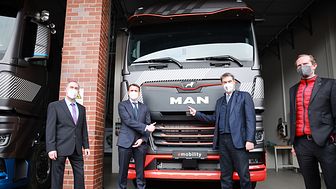 Prototype af MAN elektriske lastbil. (fra venstre mod højre): Hubert Aiwanger, Bayerns økonomiminister, Alexander Vlaskamp, CEO for MAN Truck & Bus, Dr. Markus Söder, ministerpræsident for Bayern, og dr. Frederik Zohm, CTO for MAN Truck & Bus.