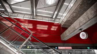 Die rote Farbe in der Station Nordhavn zeigt an, dass Passagiere zwischen der Metro und den roten S-Bahn-Zügen umsteigen können (Copyright: Hannah Paludan Kristensen).