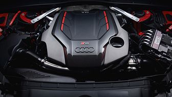 Audi RS 4 Avant (tangorød)