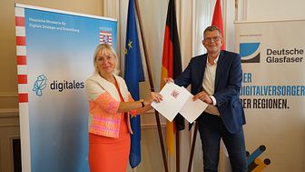 Hessens Digitalministerin Kristina Sinemus und Thorsten Dirks, CEO von Deutsche Glasfaser, nach der Unterzeichnung des Letter of Intent (LOI).