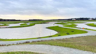 The wetland park at Johannisberg is nearly 15 hectares and has several functions. The main purpose is to purify rain and melt water before it reaches Lake Mälaren, but the park also promotes biodiversity and was constructed as a recreational area.