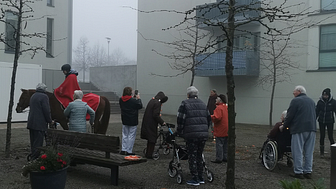 Die Bewohner*innen des Seniorenzentrums Edermünde-Besse freuten sich über den ungewöhnlichen Besuch.