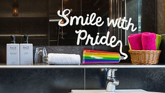Smile with Pride tillsammans med Scandic och QX  – detta händer på Scandic under Pride 