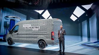Her presenteres den helelektriske 2-tonns Ford Transit av Ford Europas visepresident for marketing salg og service, Roelant de Waard