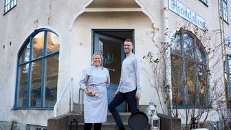 Cecilia och Andreas framför sin restaurang Handelshuset i Saltsjöbaden. Nu satsar de vidare med Gastrodev och satsar vidare med ny restaurang på Domaine Rabiega i Provence.