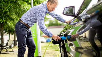 Jens Isemo, vd på Linde energi, laddar bilen med förnybar el från Linde energi.