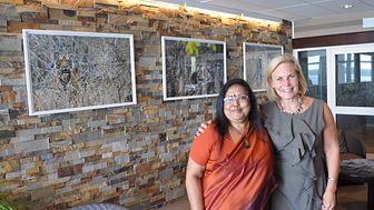 Banashri Bose Harrison tillsammans med Gunilla Carlsson framför några av bilderna i Babi Nobis tigerutställning.