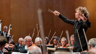 Santtu-Matias Rouvali dirigerar Scheherazade med Göteborgs Symfoniker. Foto: Ola Kjelbye.