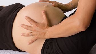 Forschung: Osteopathie hilft gegen Rückenschmerzen  während und nach der Schwangerschaft / Große Übersichtsstudie zeigt statistisch signifikante, klinisch relevante Erfolge  