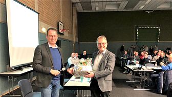 Starkes Engagement beim Glasfaserausbau in Senden: Bürgermeister Sebastian Täger gratuliert Initiator und Vorsitzenden der Bürgerinitiative Alfons Schräder zur Zielerreichung.