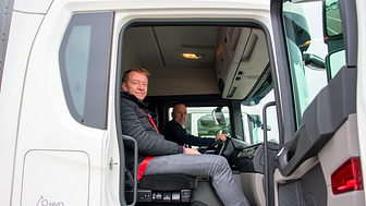 Erling Petersen og Thomas Skov Rasmussen - i en af Scania Driver Academys køreskolelastbiler