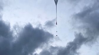Experimentet innebär att det för första gången släpps tre ballonger, vardera 4000 kubikmeter, samtidigt från Esrange. Under monteras infraljudssensorer på en 100 meter lång lina och tre ytsprängningar utförs på gruvområdet i Mertainen. Foto: SCC