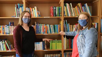 Zu ihren Aufgaben im Freiwilligen Sozialen Jahr gehört für Karla Kristin Becker (links) und Cécile Keller auch der Dienst in der Schulbücherei.
