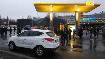 Hyundais hydrogenelektriske bil var et naturlig innslag på åpningen av Uno-X sin første hydrogenstasjon i Norge.